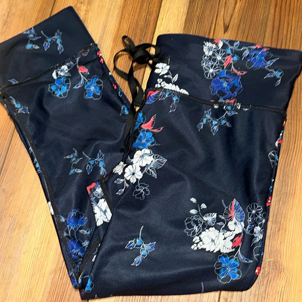 GapFit medium navy floral capri leggings